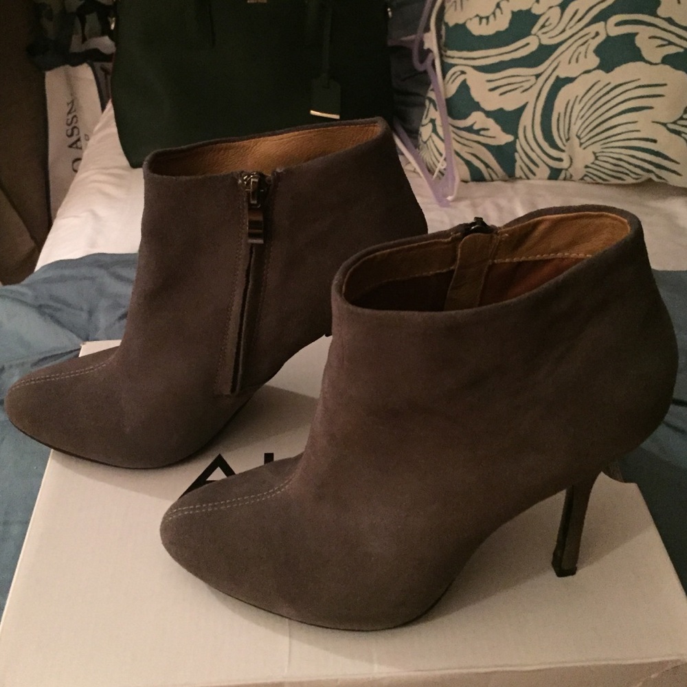 Aldo Dolly ankle bootie in gray suede. Size 9 - Picture 3 of 4